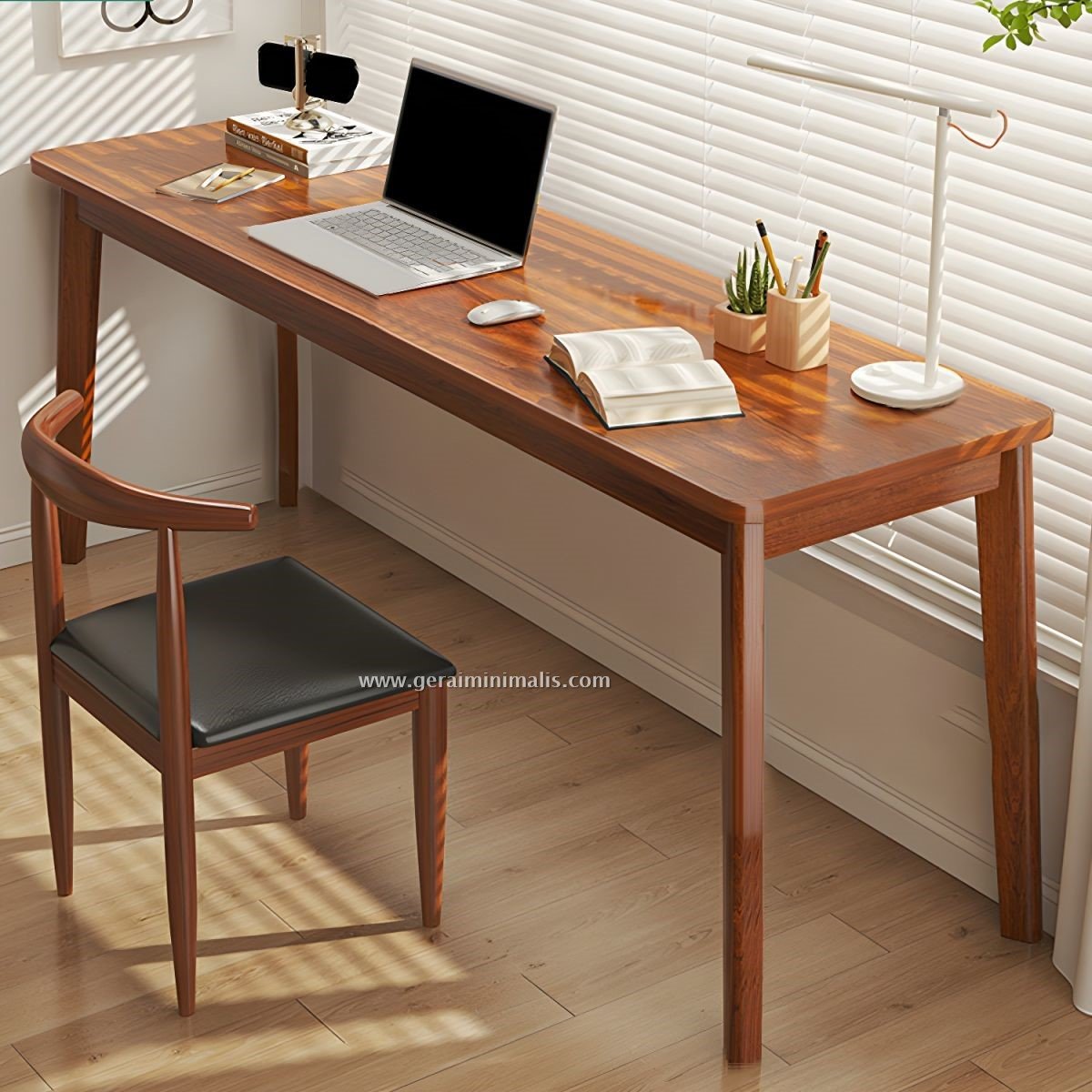 . Meja Kerja Kayu Minimalis Modern dengan Desain Sederhana
