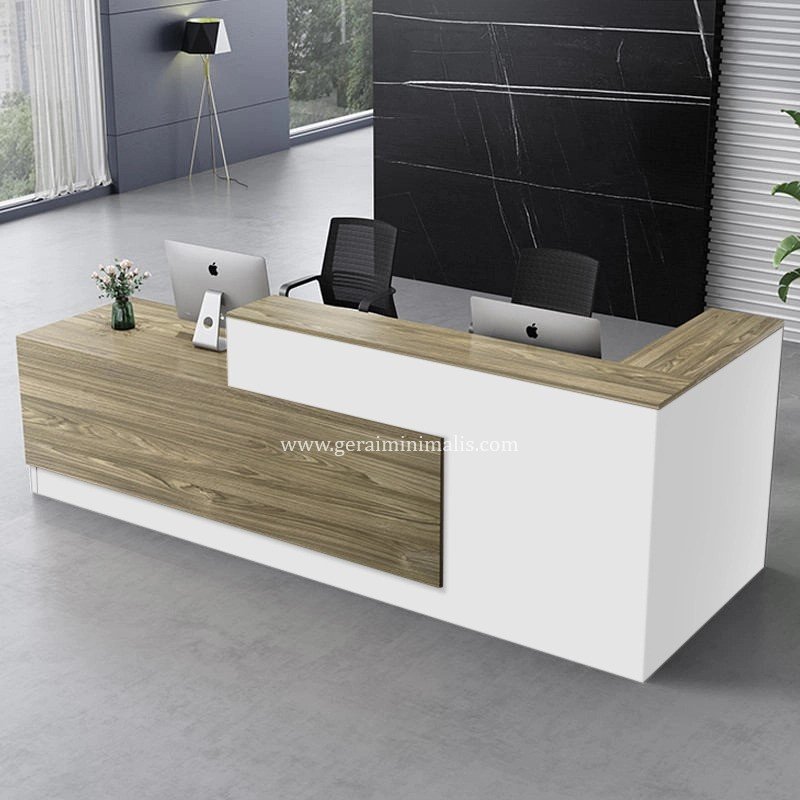 Meja Penerima Tamu Kantor Putih Minimalis dengan Aksen HPL Kayu