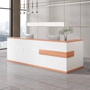 Meja Penerima Tamu Kantor Putih Minimalis dengan Aksen Kayu