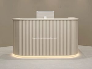 Meja Resepsionis Minimalis Lengkung dengan Panel Vertikal untuk Kantor