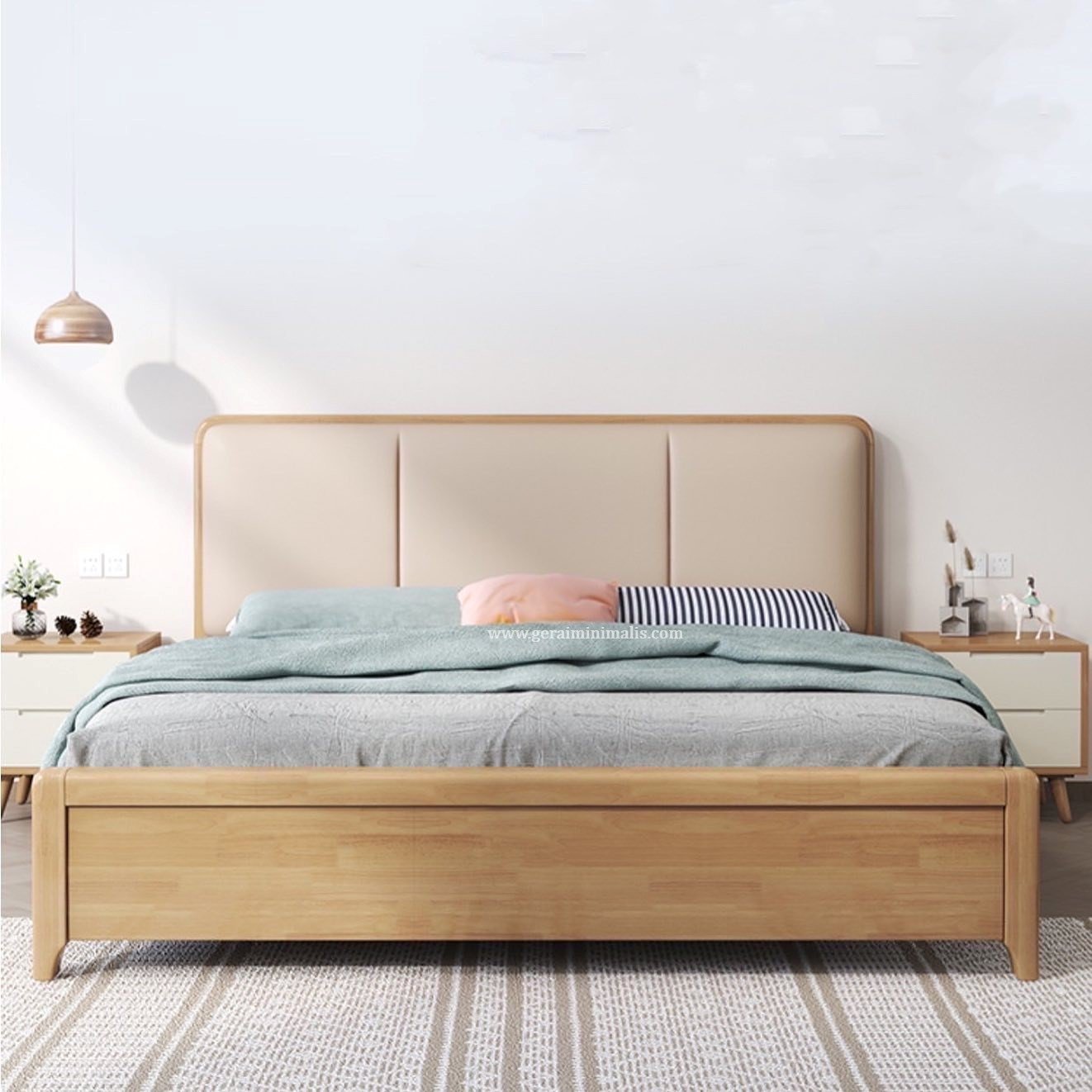 Tempat Tidur Kayu Jati Minimalis dengan Headboard Panel