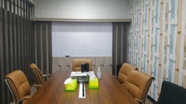 Berapa Ukuran Meja Rapat yang Ideal? Panduan Sesuai Kapasitas