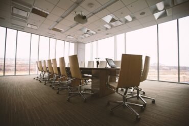 Cara Memilih Meja Rapat yang Tepat untuk Kebutuhan Kantor