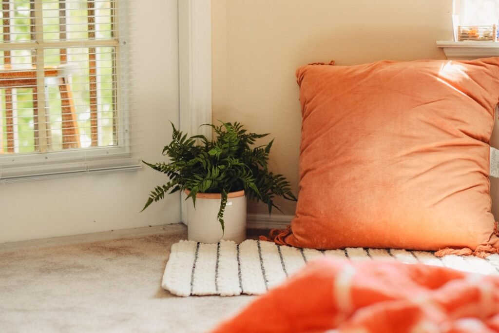 Ide Menata Sofa Single di Sudut Ruang Baca atau Kerja