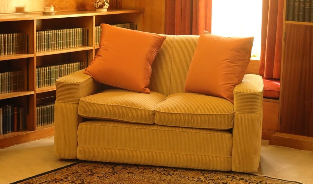 Ide Menata Sofa Single di Sudut Ruang Baca atau Kerja