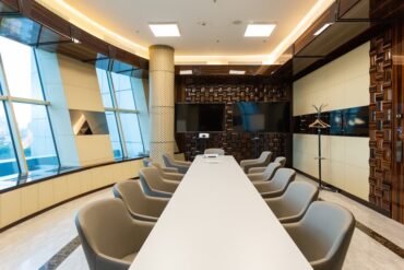 Kapan Sebaiknya Memilih Meja Rapat Custom?