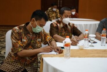 Material Meja Rapat yang Bagus untuk Pemakaian Jangka Panjang