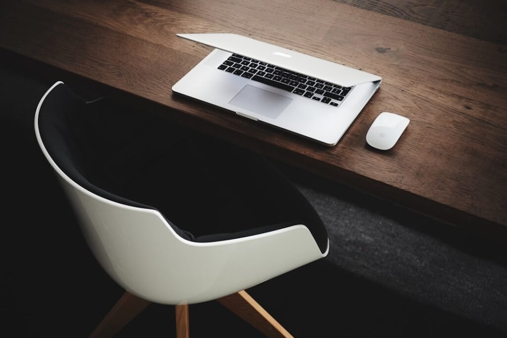 Ide Menata Sofa Single di Sudut Ruang Baca atau Kerja