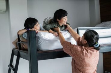 perbedaan tempat tidur tingkat dan bunk bed