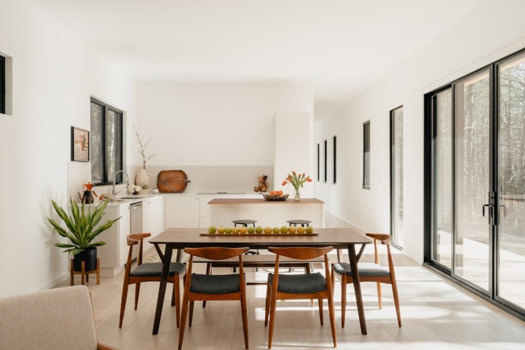 Tips Menghias Ruang Makan Dengan Furniture Multifungsi
