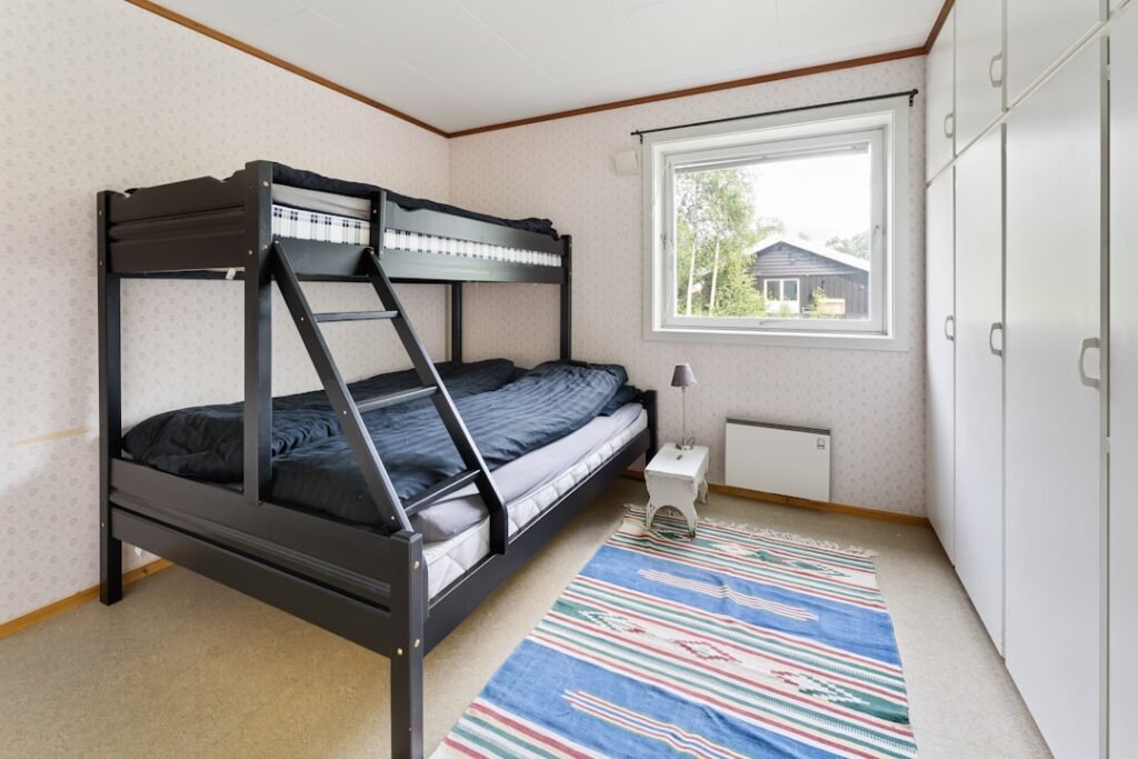 perbedaan tempat tidur tingkat dan bunk bed
